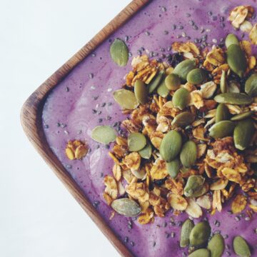 blueberry banana power smoothie bowl_hot for food
